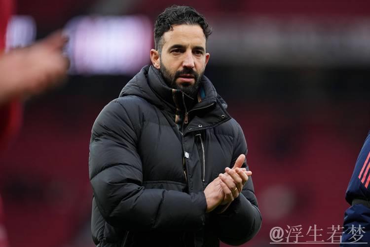 阿莫林拳头现新伤痕疑再怒!不满曼联阵容认同名宿批评 阿莫林拳头现新伤痕疑再怒!不满曼联阵容认同名宿批评