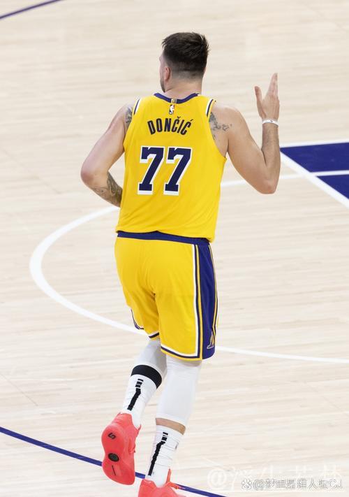 4月1日常规赛：火箭迎战湖人 东契奇精彩表现