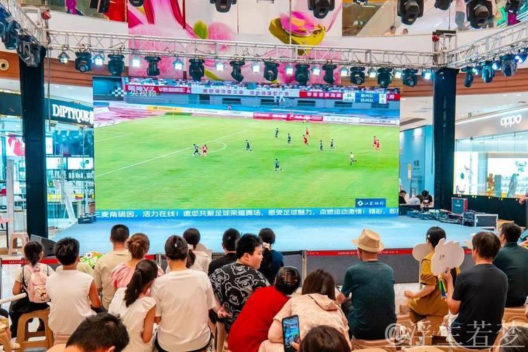 “苏超”热潮来袭 全家共享观赛盛宴 “苏超”热潮来袭 全家共享观赛盛宴